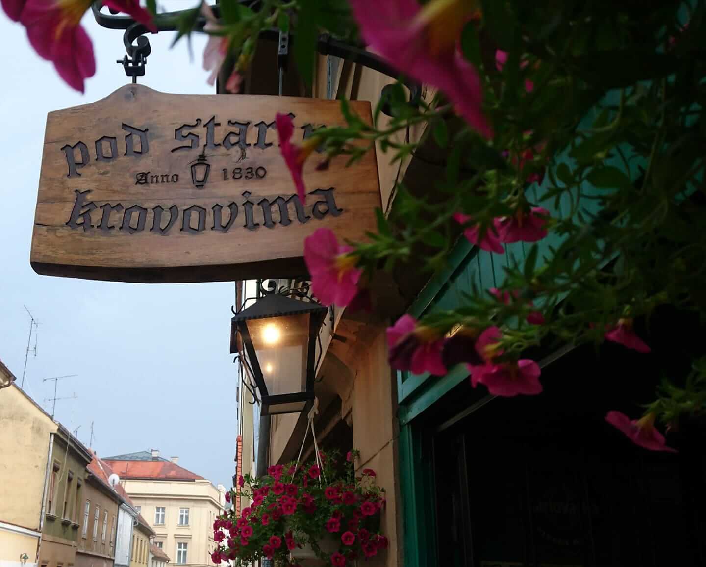 Pod starim krovovima — drveni natpis i fenjer na Gornjem gradu